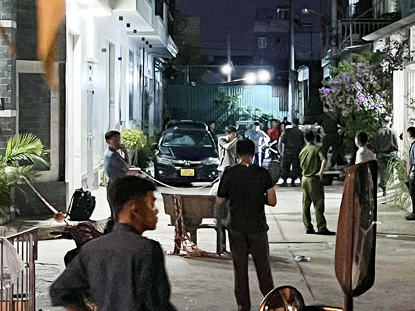 Tiếng nổ phát ra từ ô tô bốc khói nghi ngút, người phụ nữ bỏng nặng
