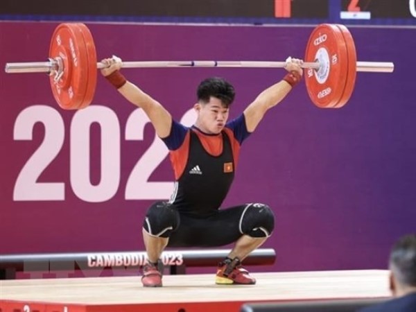Vận động viên cử tạ Trần Minh Trí phá kỷ lục SEA Games