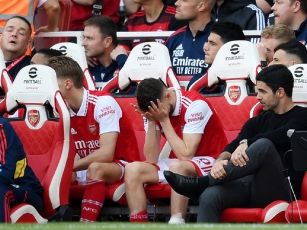 Arteta xin lỗi vì Arsenal 'sụp đổ' không thể chấp nhận