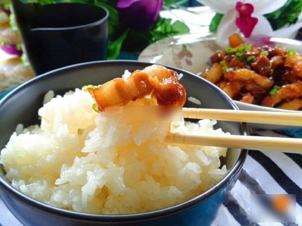Lần đầu tiên ra mắt nhà bạn trai, cô gái nghe lời 'ăn tự nhiên như ở nhà' thì bị mẹ chồng tương lai mắng sấp mặt: 'Vô duyên thế này mà mày cũng yêu được!'