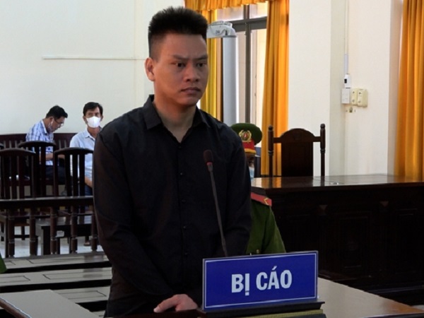 Con rể dùng súng uy hiếp, trói toàn thân mẹ vợ bằng băng keo