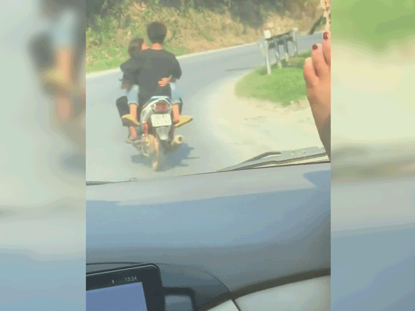 Đôi trẻ bị chỉ trích vì tư thế phản cảm trên xe máy, người quay clip còn bị chê thậm tệ hơn vì điều này