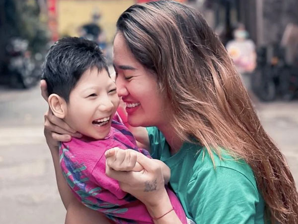 Diễn viên Minh Cúc: 'Tôi sốc khi cầm trên tay kết quả con bị bại não'