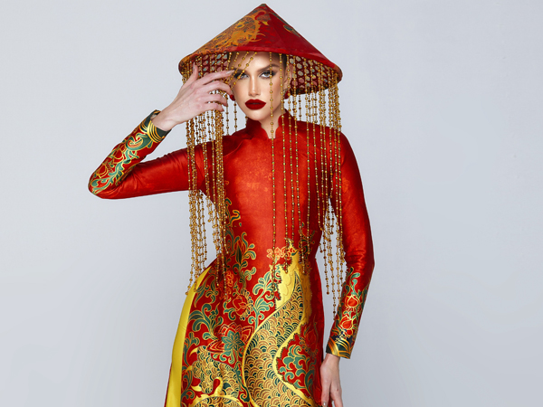 Hoa hậu đẹp nhất thế giới tỏa sáng với áo dài, nón lá