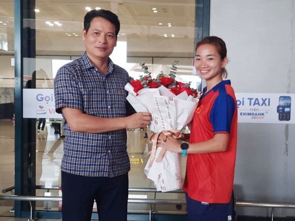 Nguyễn Thị Oanh rạng rỡ trở về Hà Nội sau SEA Games 32