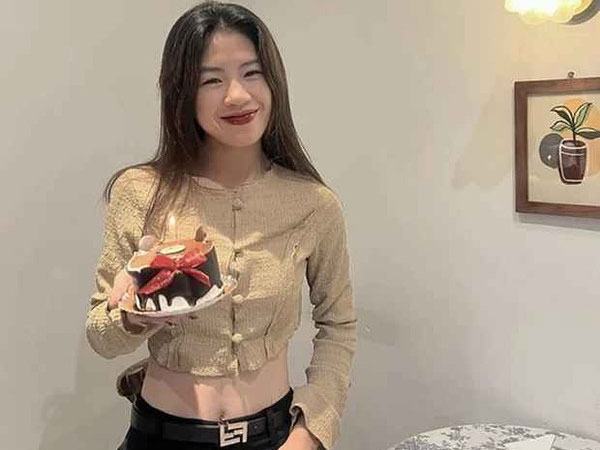 Gái xinh đội tuyển bóng đá nữ Việt Nam khoe eo thon miễn chê