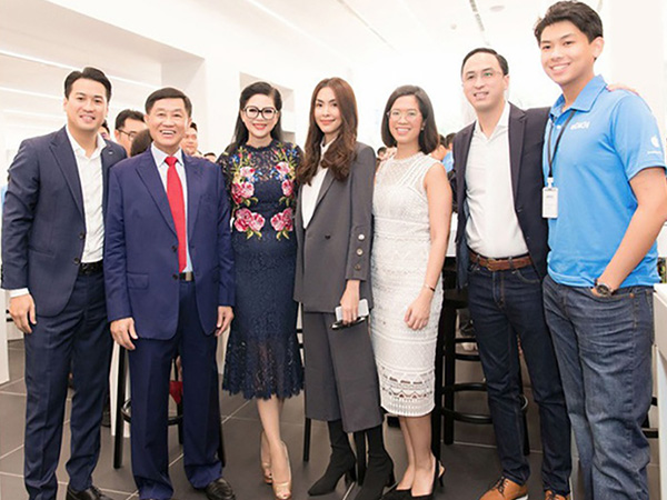 Đại gia Việt 2 đời vợ, cưới nữ tiếp viên hàng không và 8 người con toàn tài, nhan sắc 'cực phẩm'