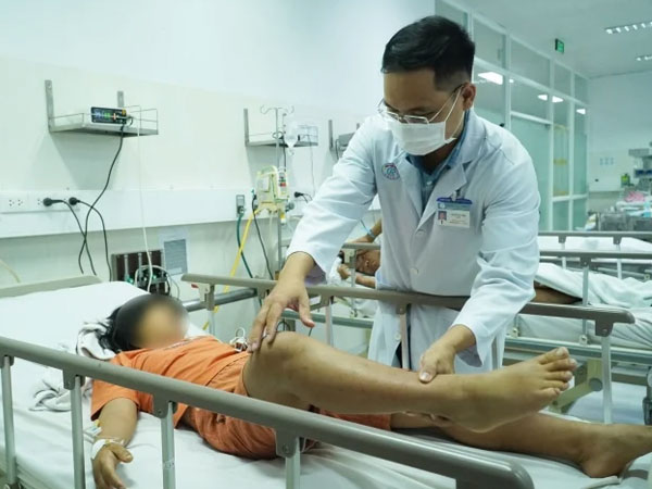 Truyền thuốc giải 8.000 USD cứu 3 anh em ruột ngộ độc botulinum sau khi ăn giò lụa bán dạo