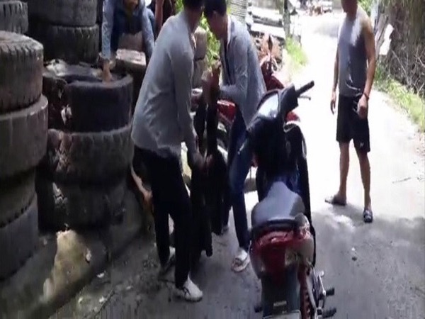 Bắt nam thanh niên đâm chết vợ rồi trốn vào đống lốp xe ô tô