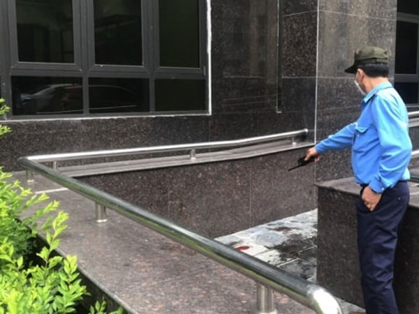 Nam bệnh nhân nhảy từ tầng 10 bệnh viện xuống đất tử vong