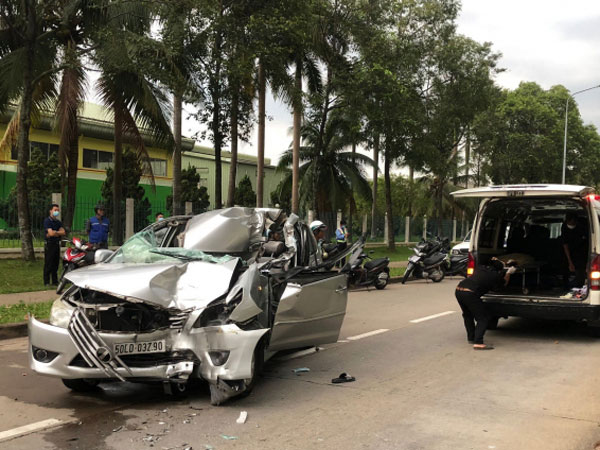 Ô tô 7 chỗ biến dạng sau va chạm khủng khiếp với xe tải, tài xế tử vong