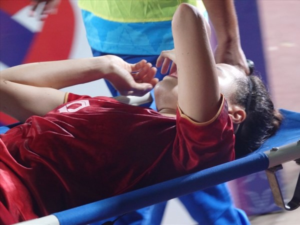 Trung vệ tuyển nữ Việt Nam chịu đau trở lại cùng chia vui chức vô địch SEA Games