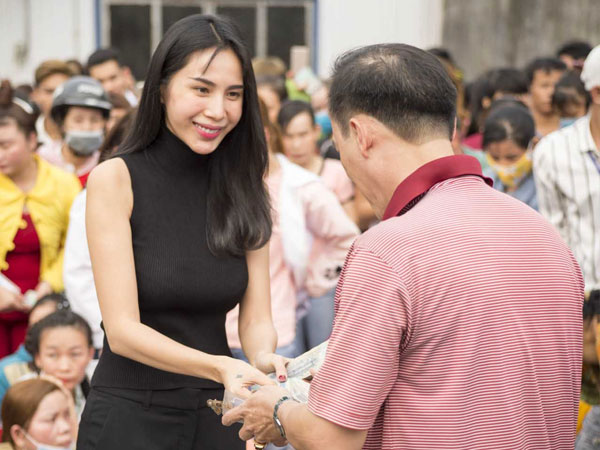 Thủy Tiên bất ngờ lên tiếng về clip đếm thiếu tiền từ thiện từng gây xôn xao MXH: 'Tiên cũng là con người bình thường không tránh khỏi nhầm lẫn, bà con nào thiếu đều ở lại và được Tiên phát bù'