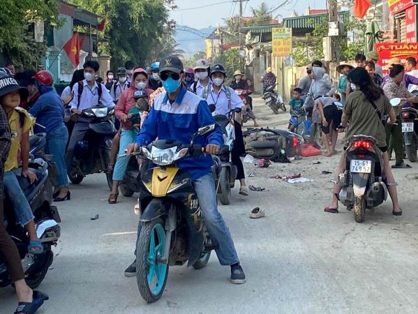 Xe máy đối đầu kinh hoàng khiến 5 người thương vong