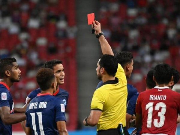Quá khứ nhiều 'thị phi' của trọng tài rút 7 thẻ đỏ ở chung kết SEA Games 32