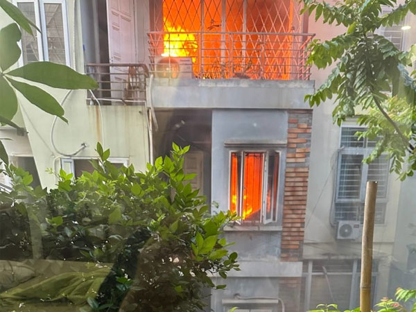 Cháy nhà 4 tầng ở Hà Nội, gia đình trèo ban công thoát nạn: Sự nhanh trí của người cha cứu được 4 mạng người