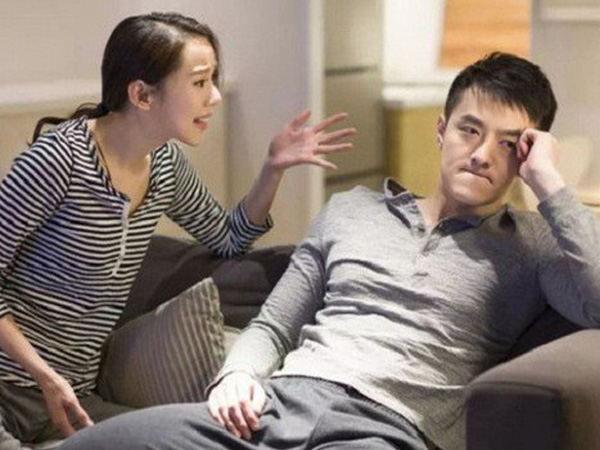 Chồng chăm chỉ đưa đón con đi học, vợ choáng váng khi biết chuyện anh ta làm trong lúc đợi con