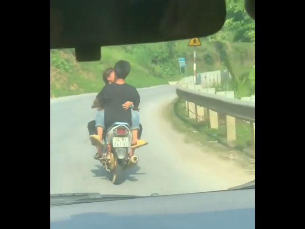 'Choáng' với tư thế cặp đôi ngồi xe tay ga khi đổ đèo
