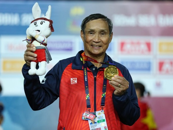 Cùng tuyển nữ Việt Nam lập kỷ lục 4 lần liên tiếp vô địch SEA Games, HLV Mai Đức Chung nhận vinh dự lớn