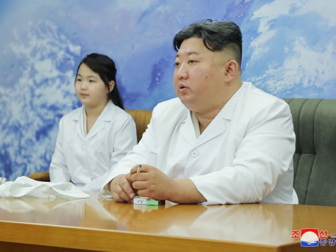 Ông Kim Jong Un cùng con gái thị sát căn cứ vệ tinh do thám