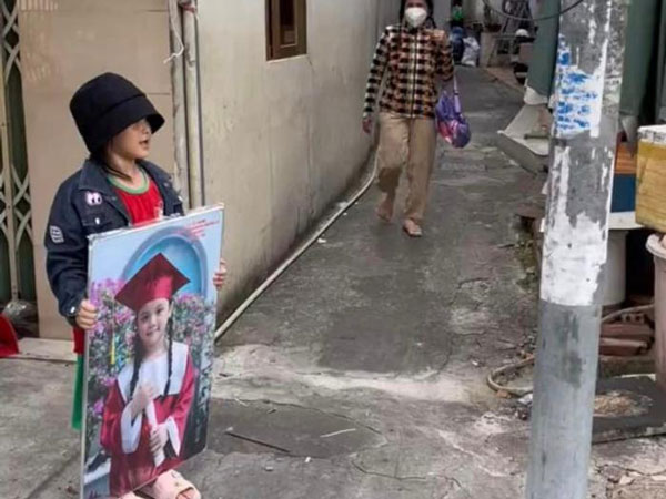 'Tân trạng nguyên' vừa tốt nghiệp lớp lá về làng và màn chúc mừng cực đáng yêu của cô chú hàng xóm