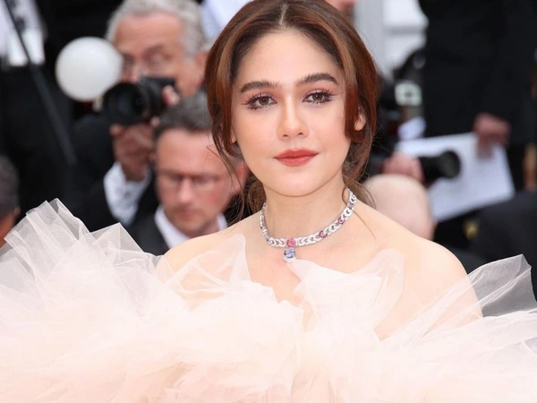 Thảm đỏ Cannes ngày 2: Nữ hoàng giải trí Thái Lan đọ sắc cùng bản sao Song Hye Kyo