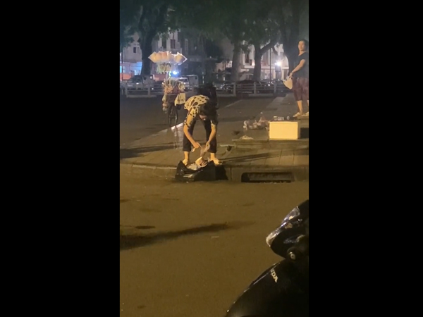 Clip: Phát hoảng với cách người bán nước 'tái chế' cốc đem đi bán