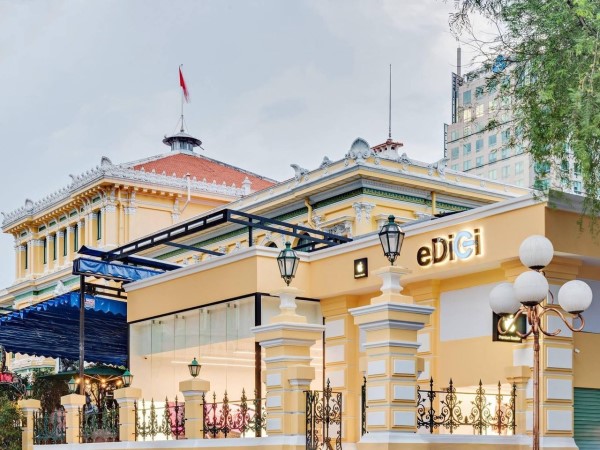 Vì sao cửa hàng Apple của tỷ phú Johnathan Hạnh Nguyễn suy tàn?