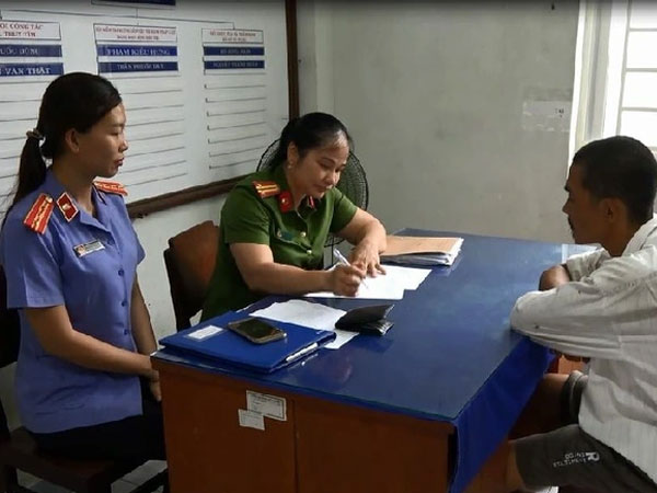Bé gái 12 tuổi bị người tình của mẹ hiếp dâm đến mang thai