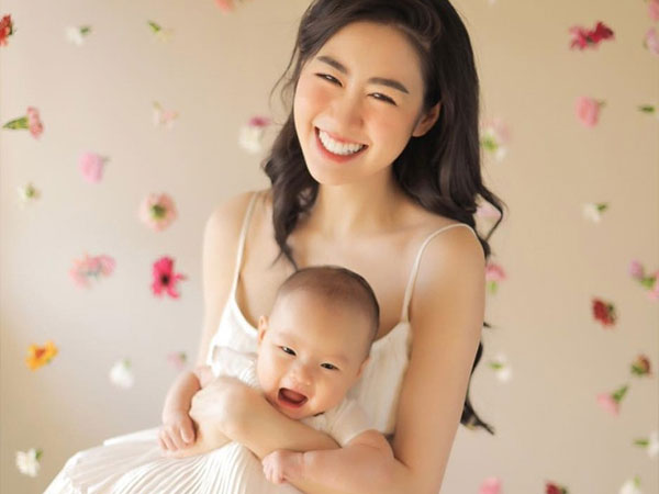 Lên chức mẹ nữ blogger đẹp như tranh, ăn diện cỡ nào cũng sang