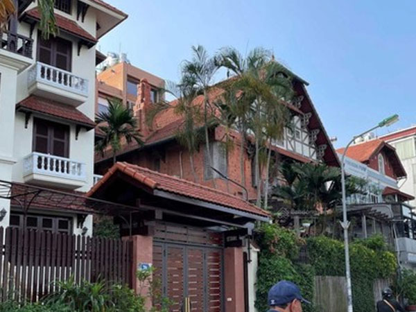 Ồ ạt rao bán nhà đất hàng trăm tỷ giữa lúc thị trường 'đóng băng'