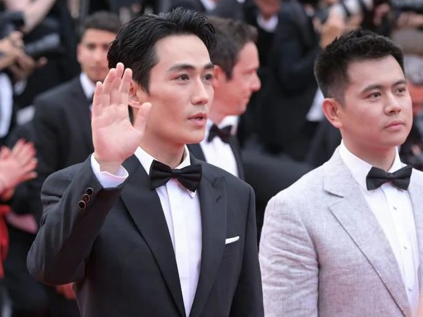 LHP Cannes 2023: Củng Lợi được săn đón, Chu Nhất Long bị hầu hết phóng viên ngó lơ