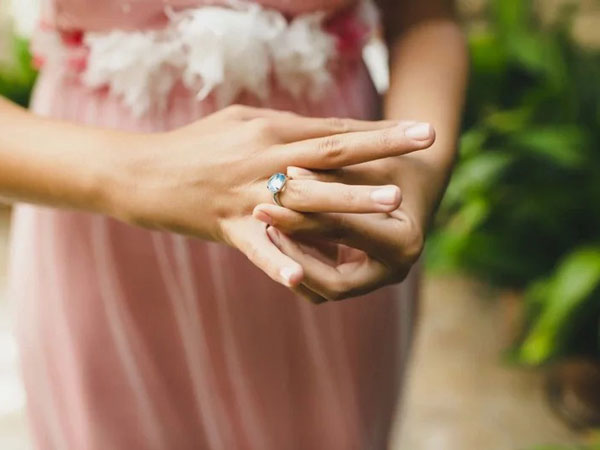 Vừa nghe mẹ chồng đọc 4 nội quy nhà chồng, nàng dâu đã tháo nhẫn cưới chạy vội nhưng lại bất ngờ được khách mời rần rần vỗ tay