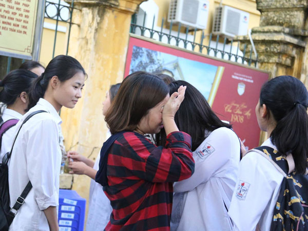 Tỷ lệ chọi lớp 10: Phụ huynh choáng vì ‘nơi tưởng an toàn lại thành nguy hiểm’