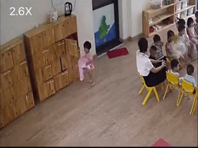 Đang ngồi học, bé gái mầm non bất ngờ rời chỗ ngồi và hành động tiếp theo khiến cô giáo ngạc nhiên