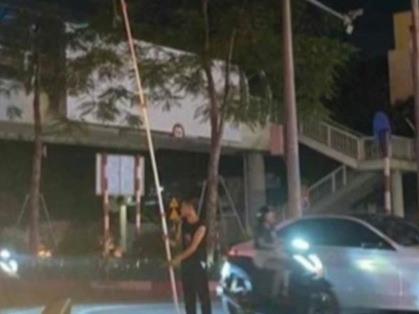 Xôn xao hình ảnh nam thanh niên cầm sào chọc camera giám sát vì bị phạt nguội?