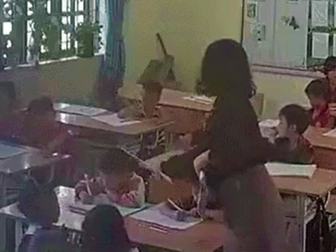 Lý do học sinh lớp 1 bị cô giáo dùng thước đánh vào đầu