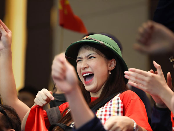 Hòa Minzy gây sốt truyền thông quốc tế vì khoảnh khắc đặc biệt ở SEA Games 32