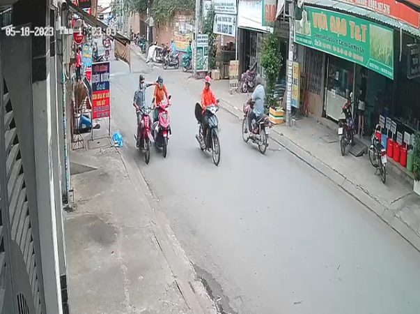 Clip: Bàng hoàng nhìn theo tên cướp giật dây chuyền, người phụ nữ bị xe máy đè cả lên người