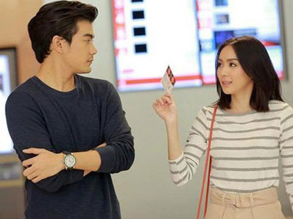 Mắng vợ 'nuôi ong tay áo' vì biếu tiền nhà ngoại nhưng vừa nhìn cuốn sổ tôi đưa, anh nín lặng