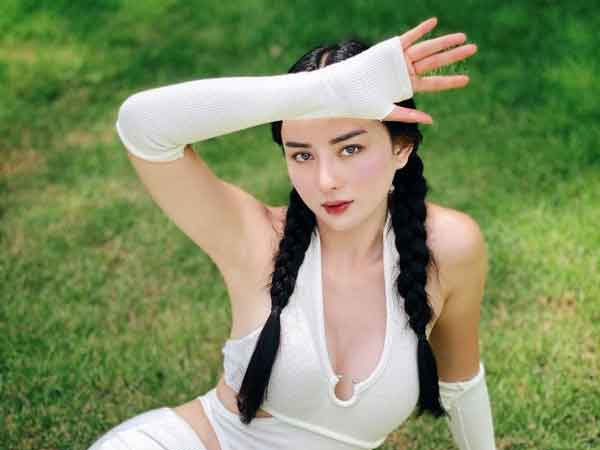 Gái miền Tây 'vịt hóa thiên nga' đổi đời, lấy đại gia xứ Thái, đi chuyên cơ ra đảo tập yoga 'chuốt' đường cong
