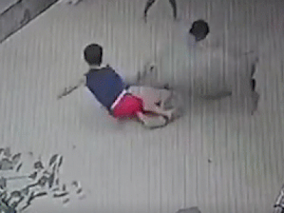 Video: Lợn điên cuồng cắn bé trai trên phố và màn giải cứu gay cấn