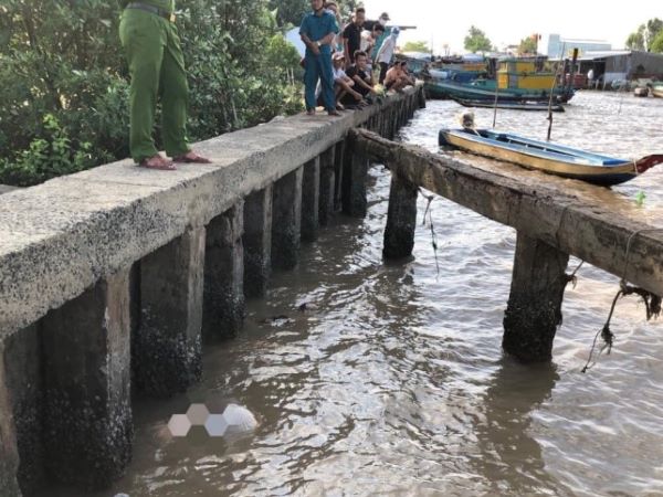 Đau lòng phát hiện thi thể thiếu nữ 15 tuổi dạt vào bờ biển, nghe gia cảnh càng thêm xót xa