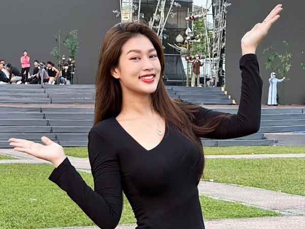 Thiên Ân té chúi nhủi trên sân khấu phát trực tiếp, dân tình hú vía lo cho người đẹp