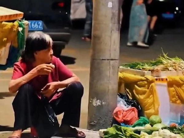 Rơi nước mắt hình ảnh cụ bà mưu sinh bán rau, hướng mắt nhìn bạn trang lứa đang tập thể dục
