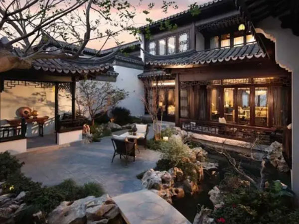 'Người chế tạo hương thơm' trong biệt thự của các đại gia Trung Quốc tiết lộ sự thật bất ngờ: 'Đốt' 100 triệu đồng trầm hương mỗi ngày cho thơm, từng loại hoa có người chăm sóc riêng