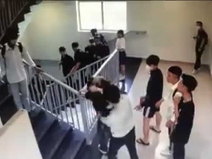 Nam sinh viên ĐH FPT hành hung bạn đổ máu trong trường