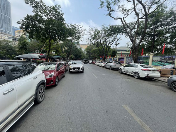 Ô tô xếp hàng dài đi bốc thăm nhà ở xã hội