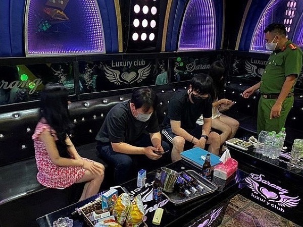 Giải cứu thiếu nữ 15 tuổi bị lừa phục vụ trong quán karaoke