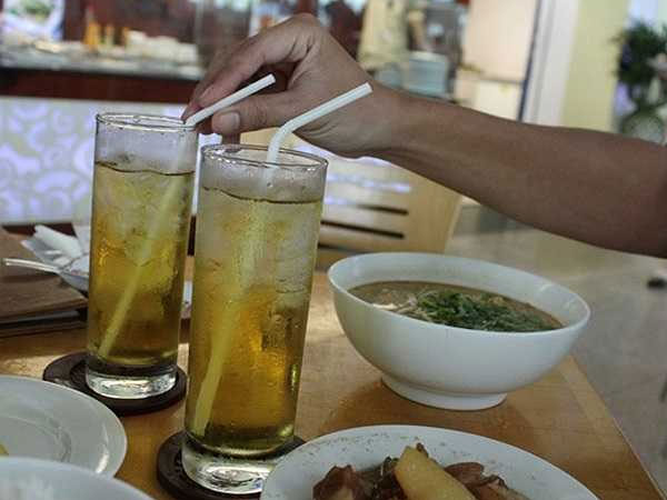Cốc trà đá hơn 100.000 đồng ở sân bay Nội Bài gây tranh cãi